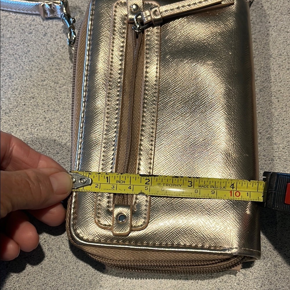 Chic Gold Crossbody Bag with Sleek Design - Picture 6 of 7